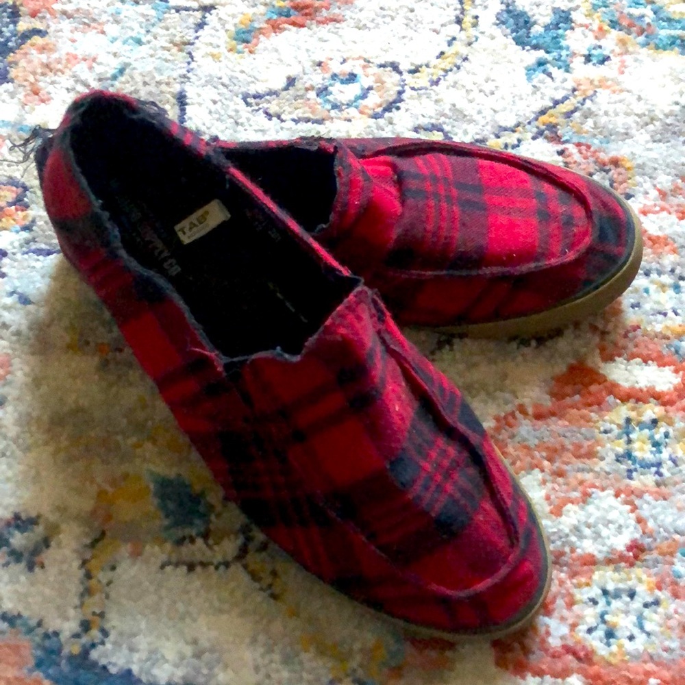 Men’s red and black plaid Flats size 8